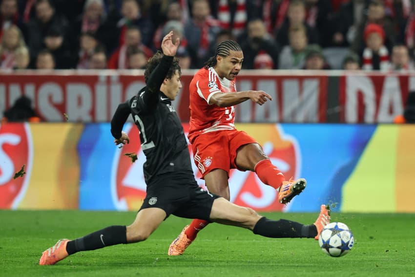 Gnabry e Quaresma disputam bola em Bayern de Munique x Sporting (Foto: Alexandra Beier / AFP)