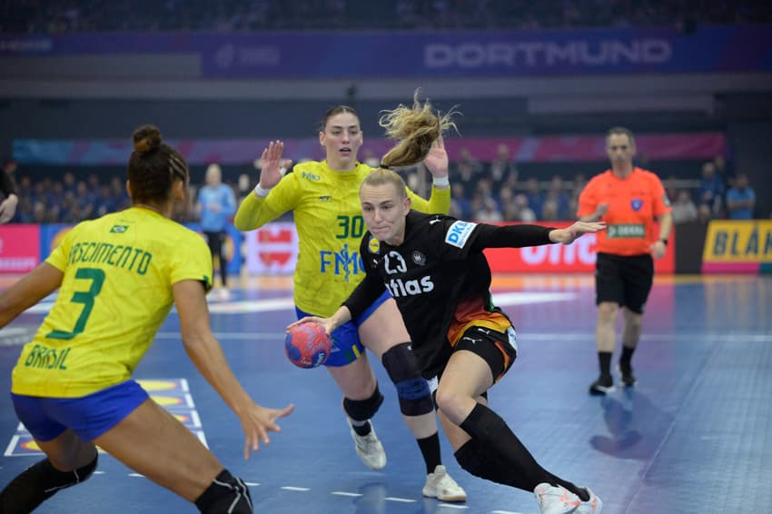Brasil perdeu para a Alemanha nas quartas do Mundial Feminino de Handebol (Foto: Sascha Schuermann / AFP)