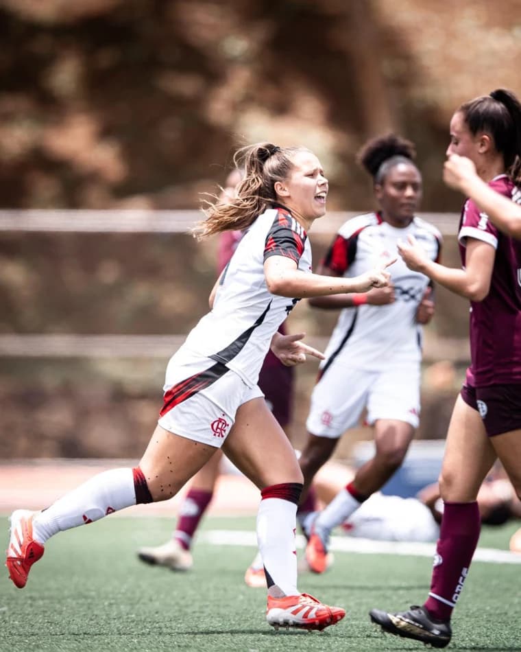 Brendha comemora gol pelo Flamengo diante da Ferroviária. (Foto: Igor Garcia)