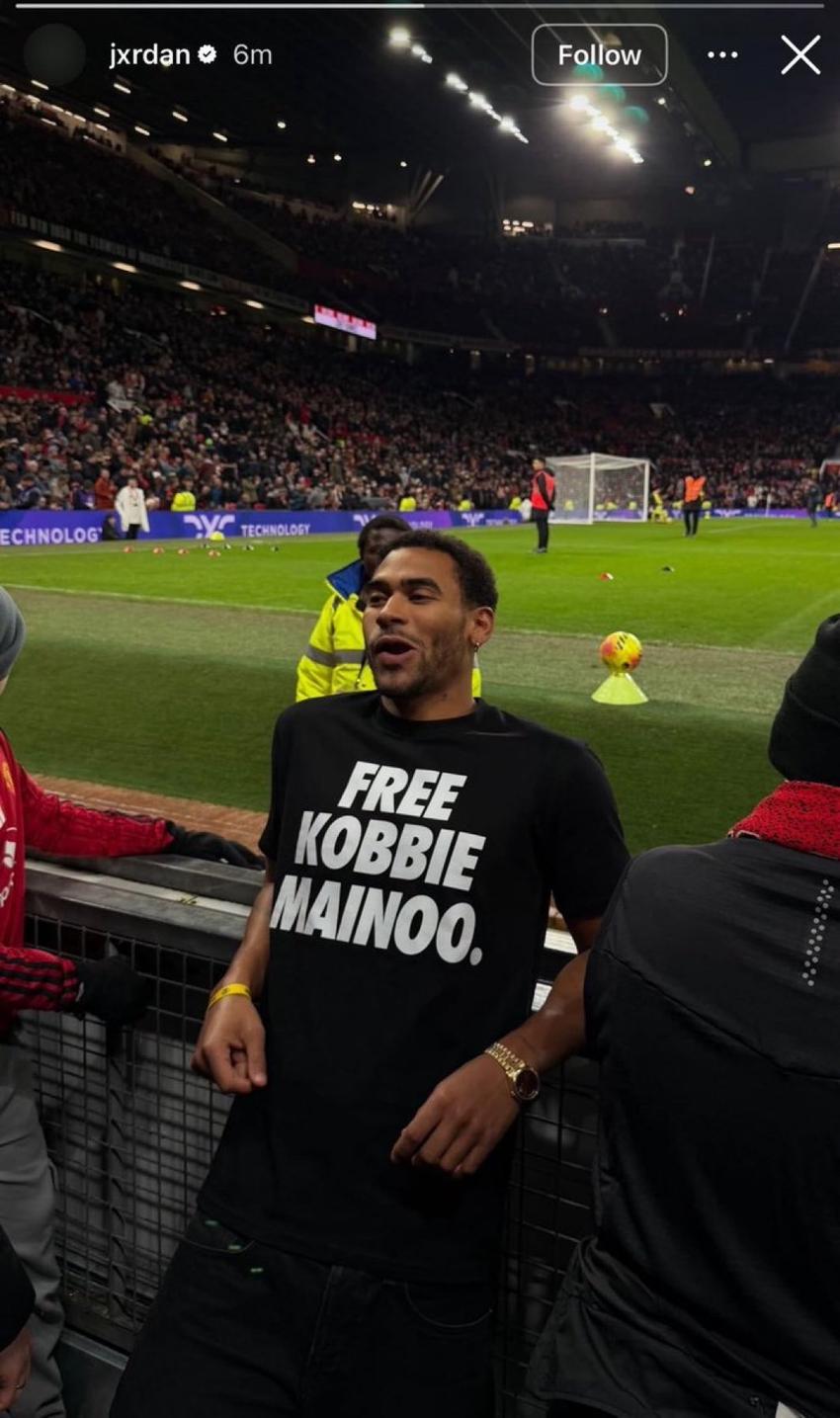 Irmão de Kobbie Mainoo com a camisa "Libertem Kobbie Mainoo" (Foto: Reprodução/Instagram)