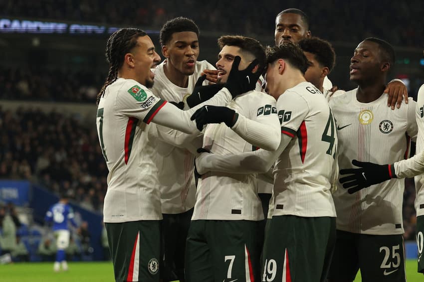 Pedro Neto, do Chelsea, comemora o segundo gol na vitória sobre o Cardiff, válida pela Copa da Liga Inglesa (Foto: Adrian Dennis/AFP)
