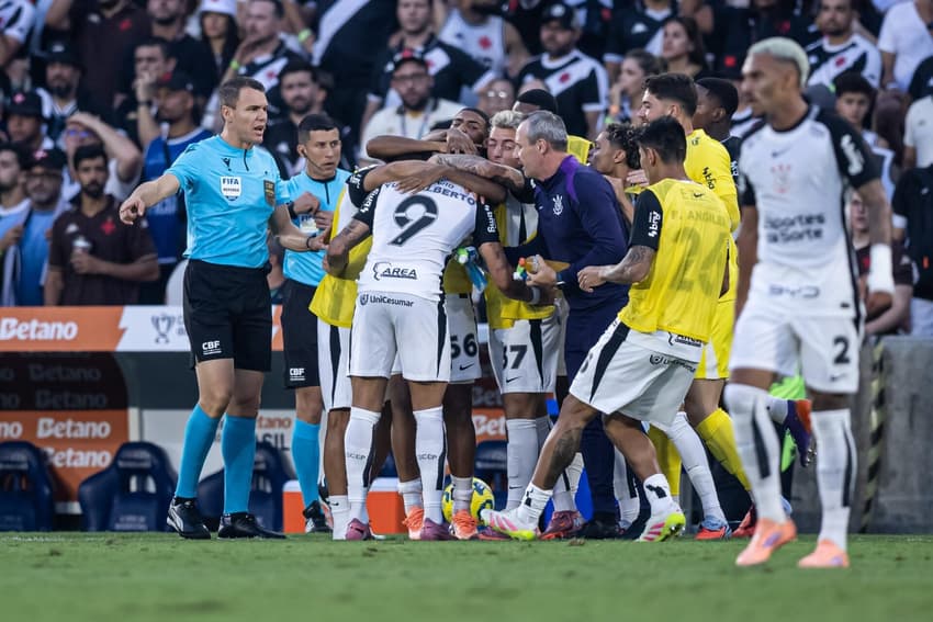 Corinthians comemora gol diante do Vasco no Maracanã (Foto: JHONY INACIO/Agencia Enquadrar/Gazeta Press)
