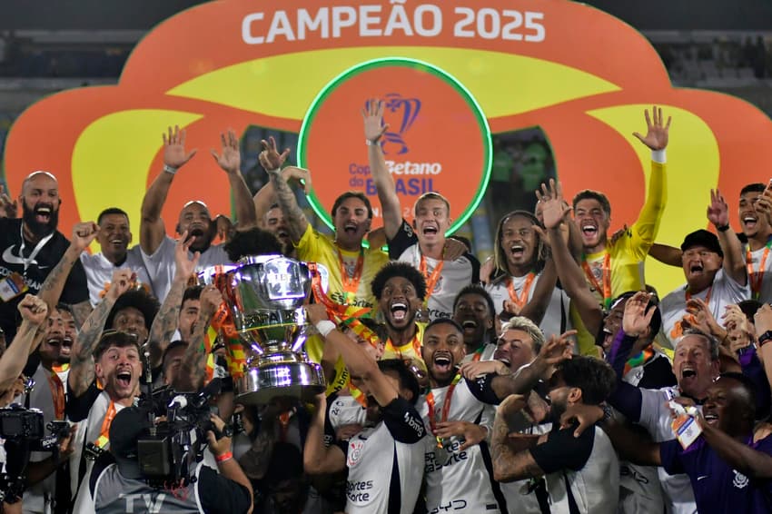 Corinthians levanta a taça de campeão da Copa do Brasil no Maracanã (Foto: Eduardo Carmim/Photo Premium/Gazeta Press)