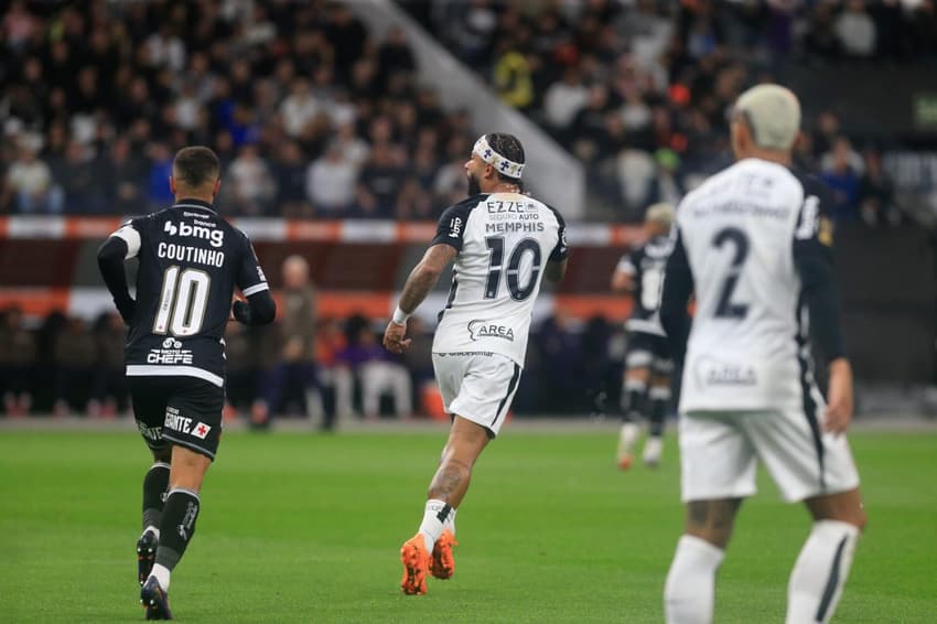 Philippe Coutinho e Memphis Depay irão para mais um duelo, desta vez pela Copa do Brasil