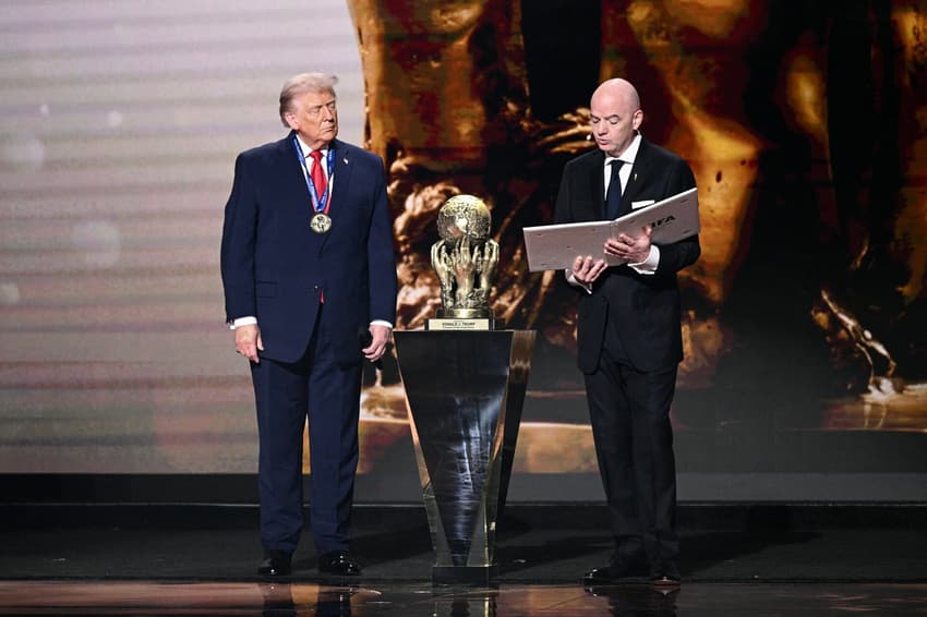 Ao lado de Infantino, Donald Trump recebe Prêmio Fifa da Paz 