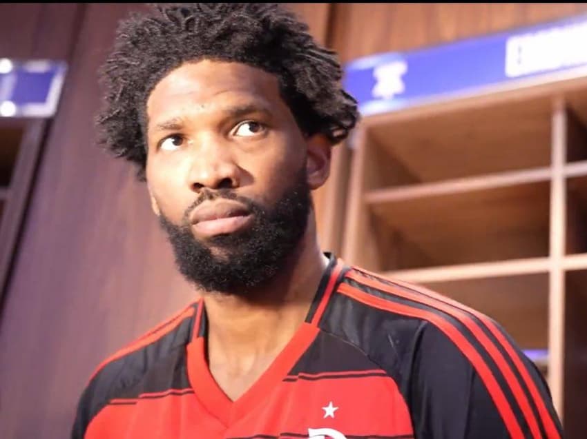 Joel Embiid usa camisa do Flamengo após jogo da NBA (Foto: Reprodução X)