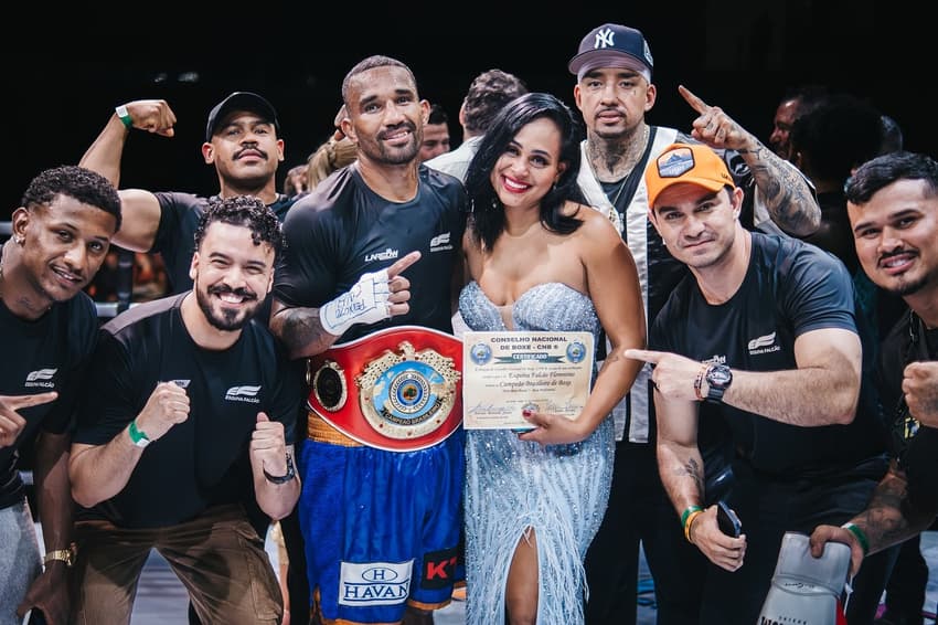 Esquiva comemora com equipe e família último título no boxe (Foto: Reprodução Instagram Esquiva Falcão)
