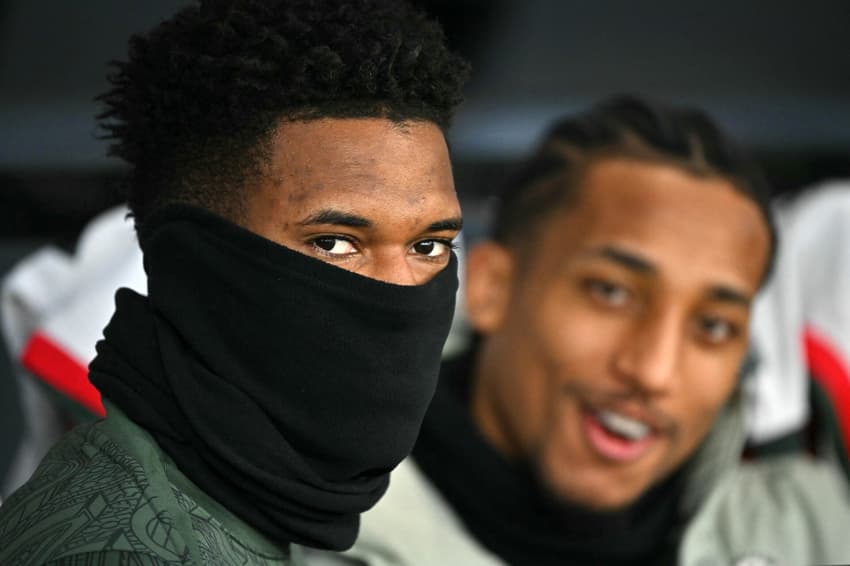 Estêvão, do Chelsea, reage anteno banco de reservas durante a partida entre Bournemouth e Chelsea (Foto: Glyn Kirk/AFP)