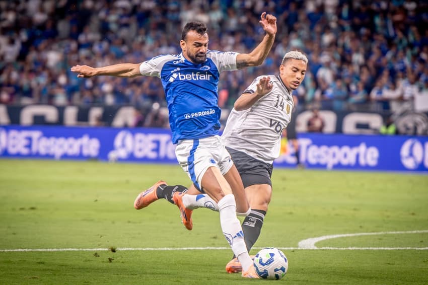 Fabrício Bruno em ação no jogo do Cruzeiro contra o Botafogo pelo Brasileirão