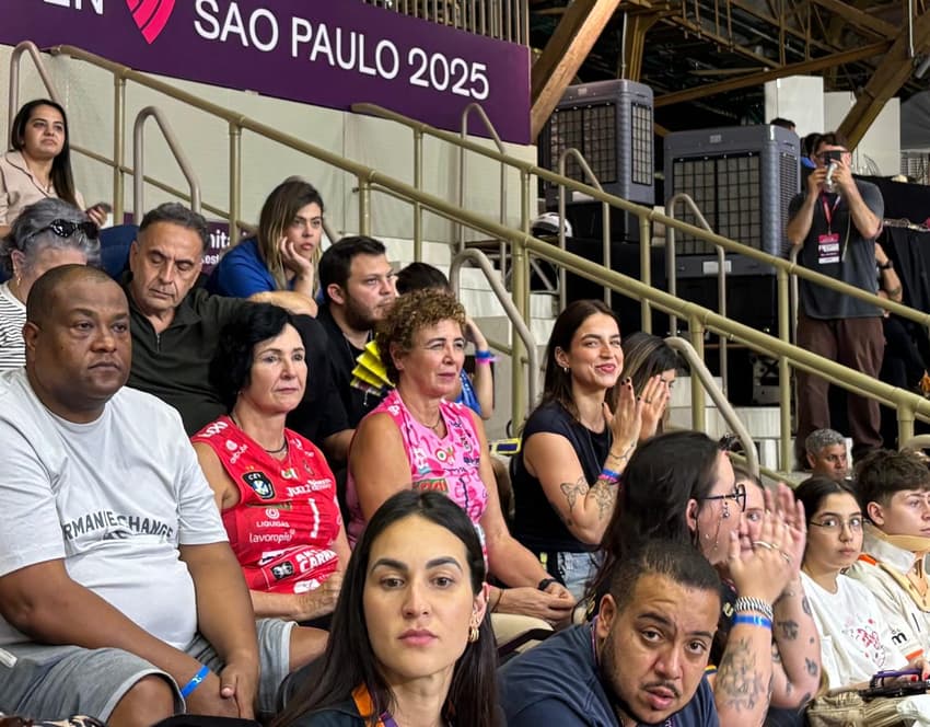 De rosa, Elaine, mãe de Gabi, na arquibancada ao lado da nora Bruna