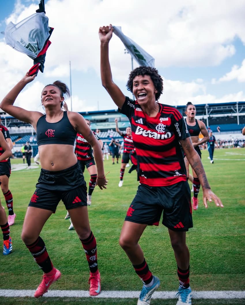 Jogadoras do Flamengo comemoram vitória. (Foto: creo.vision)
