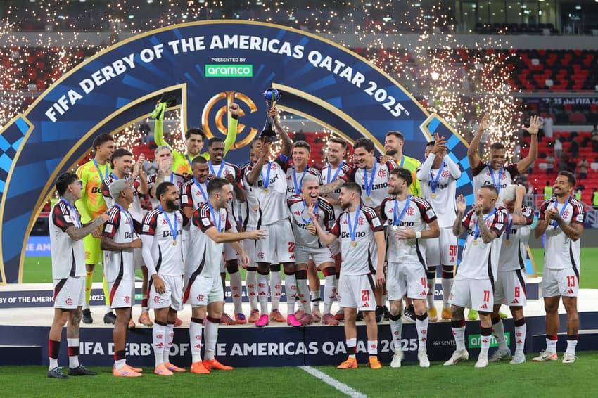 PSG/Intercontinental: Bruno Henrique ergue o troféu e celebra com o Flamengo após vitória sobre o Cruz Azul (Foto: Karim Jaafar/AFP)