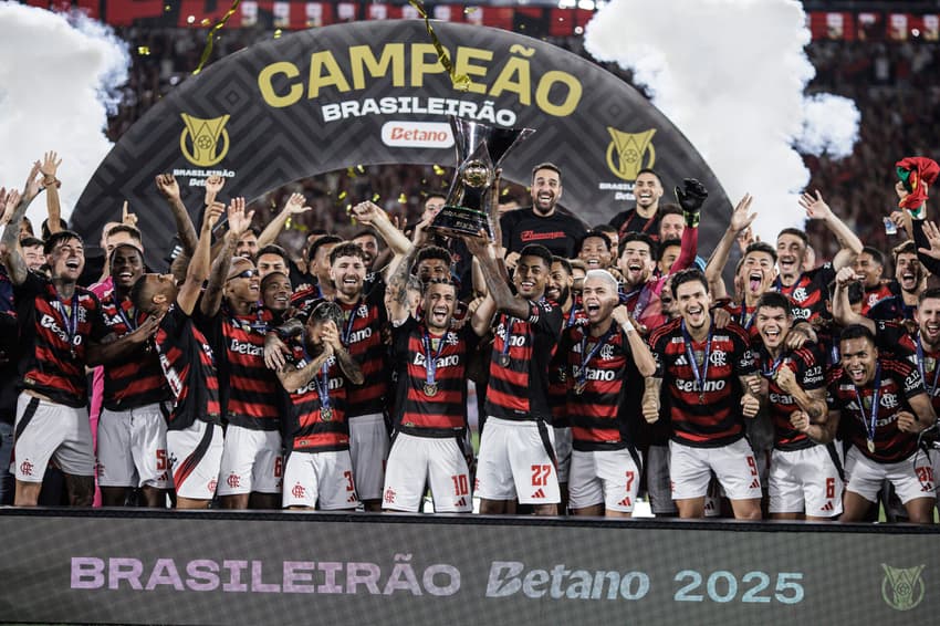 Flamengo levanta o troféu de campeão brasileiro de 2025 (Foto: Andre Mourao / Lance)