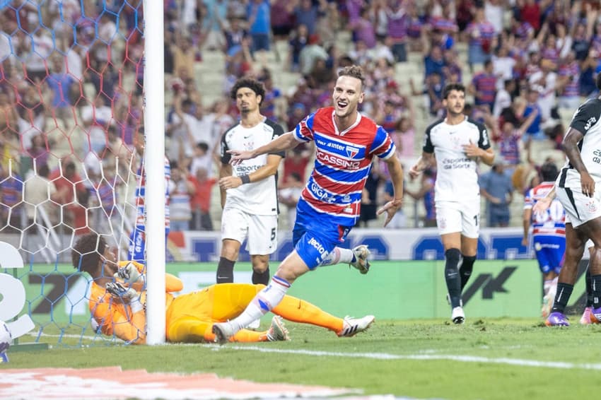 Pochettino comemora gol do Fortaleza diante do Corinthians (Lucas Emanuel/ Agif/Gazeta Press)