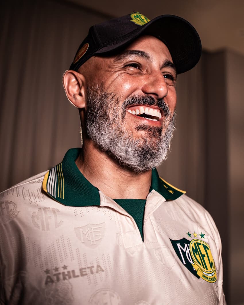 Rafael Guanaes posa com a camisa do Mirassol. (Foto: Pedro Zacchi/Mirassol)