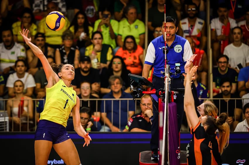 Gabi Guimarães, durante o jogo entre Osasco e Conegliano no Mundial