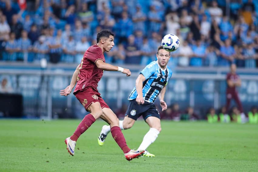 Serna em ação no jogo do Fluminense contra o Grêmio no Brasileirão