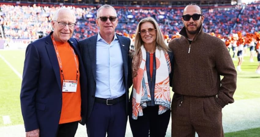 Lewis Hamilton assiste partida do Broncos na NFL (Foto: Reprodução)