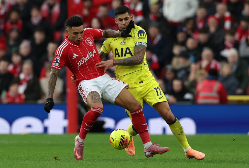 Igor Jesus disputa a bola com Cristian Romero durante a partida entre Nottingham Forest x Tottenham Hotspur (Foto: Darren Staples/AFP)