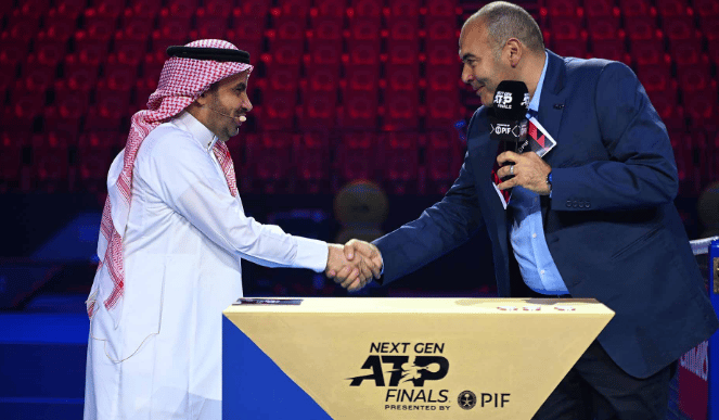 Mohammed Al-Sarah, presidente da Federação Saudita de Tênis, com o supervisor da ATP, Ahmed Abdel-Azim, no sorteio das chaves em Jidá (Foto: Corinne Dubreuil/ATP Tour)