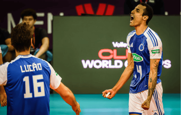 Douglas comemora ponto na derrota do Cruzeiro (Divulgação)