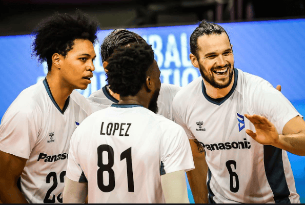 Jogadores do Osaka comemoram ponto na vitória sobre o Cruzeiro (Divulgação)