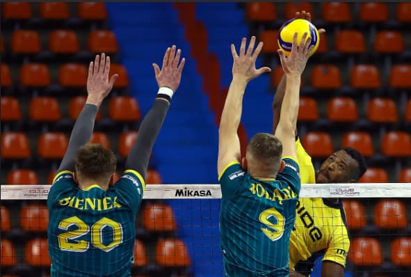 Ataque do Praia Clube para no bloqueio do Zawiercie (Divulgação)