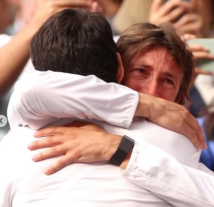 Ferrero abraça Alcaraz após um de seus títulos (Reprodução)