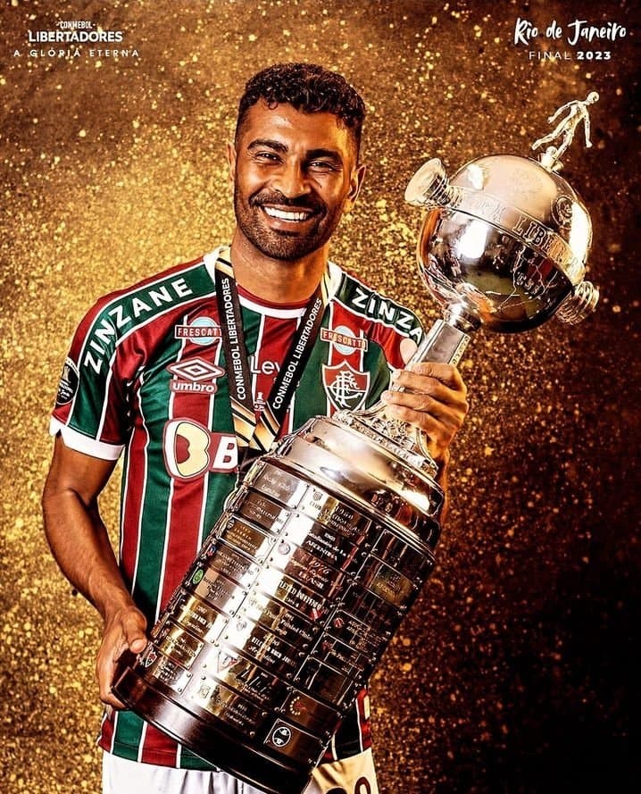 Thiago Santos com a taça da Libertadores que conquistou pelo Fluminense (Foto: Divulgação/ Fluminense)