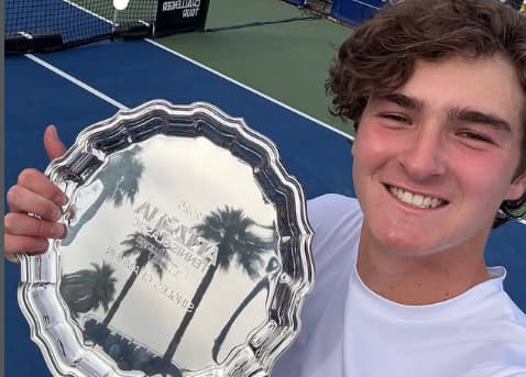 João Fonseca e o troféu do Challenger de Phoenix (Reprodução)