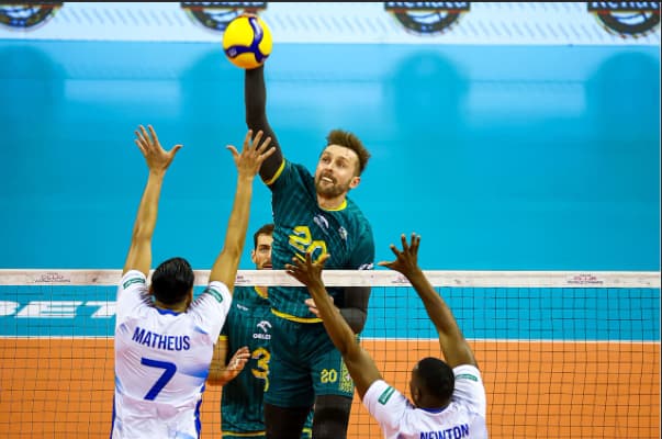 Matheus e Newton, do Campinas, tentam parar o ataque polonês (Divulgação)