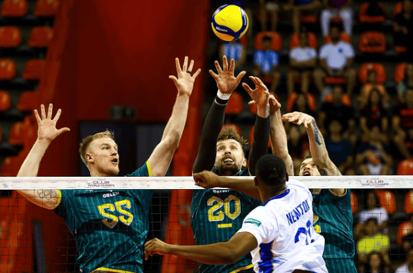 Newton, do Campinas, tenta furar o bloqueio do time polonês (Divulgação)