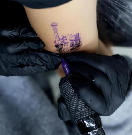 Carlos Alcaraz tatua a Estátua da Liberdade e a Ponte do Brooklyn (Reprodução)