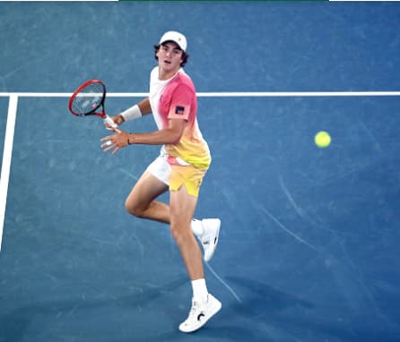 João Fonseca na vitória sobre o russo Andrey Rublev no Aberto da Austrália (Divulgação)