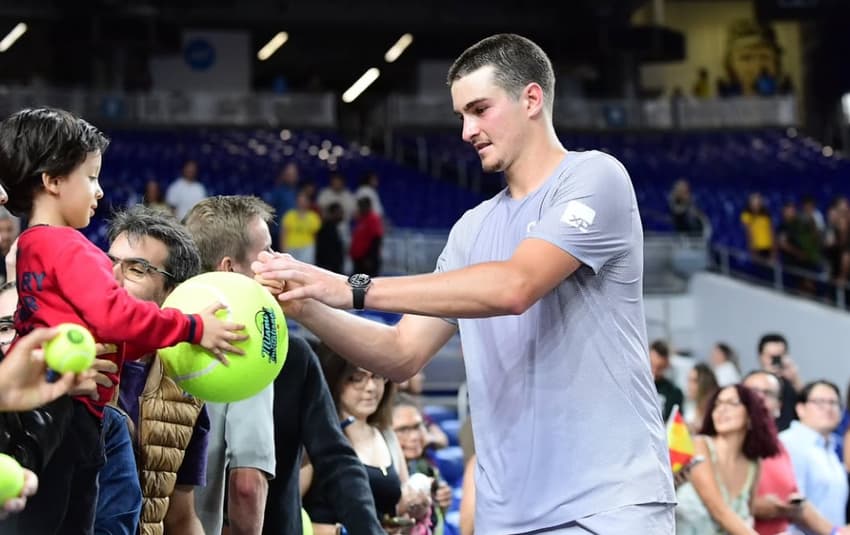 João Fonseca dá autógrafo após partida-exibição contra Carlos Alcaraz em Miami (Divulgação)
