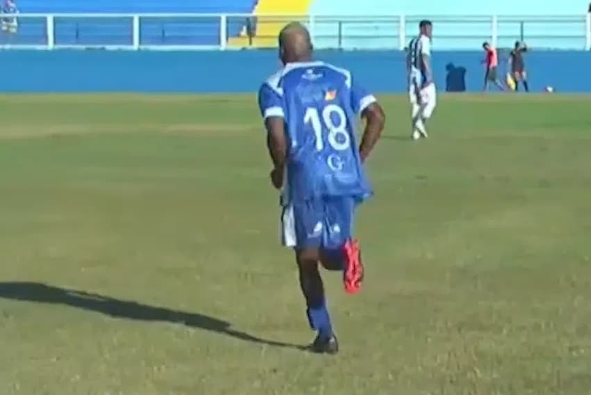 Jogador do Goytacaz entrou em campo com tornozeleira eletrônica na perna esquerda (Foto: CARIOCÃO TV)