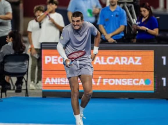 A reação de João Fonseca após acertar bolada em Alcaraz na partida-exibição em Miami (Divulgação)