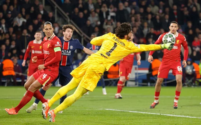 Alisson teve uma atuação incrível contra o PSG na Champions League (Foto: GEOFFROY VAN DER HASSELT/AFP)