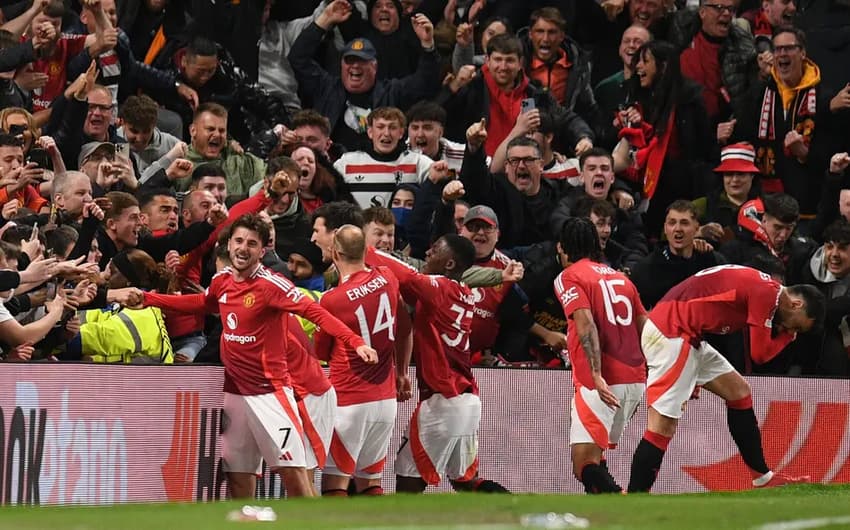 Jogadores do Manchester United comemoram gol de Maguire na prorrogação (Foto: Oli Scarff / AFP)