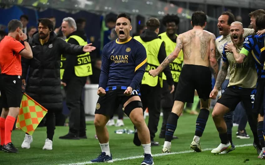 Lautaro Martínez comemora gol da Inter de Milão contra o Barcelona (Foto: Piero Cruciatti/AFP)