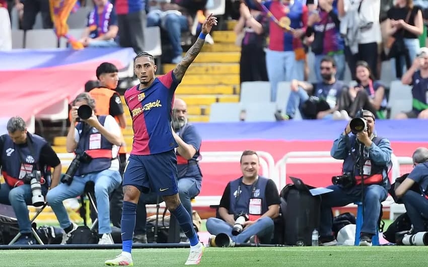 Raphinha comemora gol pelo Barcelona diante do Real Madrid, em La Liga (Foto: Josep Lago/AFP)