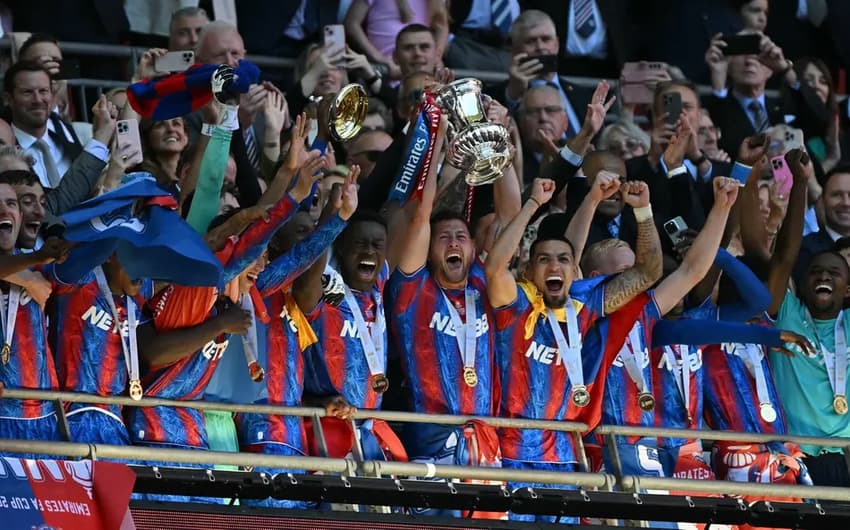 Jogadores do Crystal Palace erguem o troféu da Copa da Inglaterra após vitória sobre o Manchester City (Foto: Glyn KIRK / AFP)