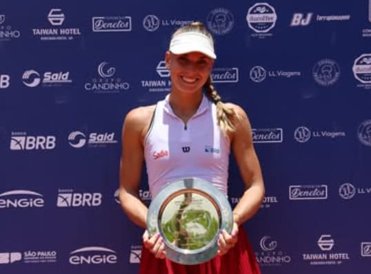 A brasiliense Luiza Fullana, campeã do W 15 de Ribeirão Preto (Divulgação)