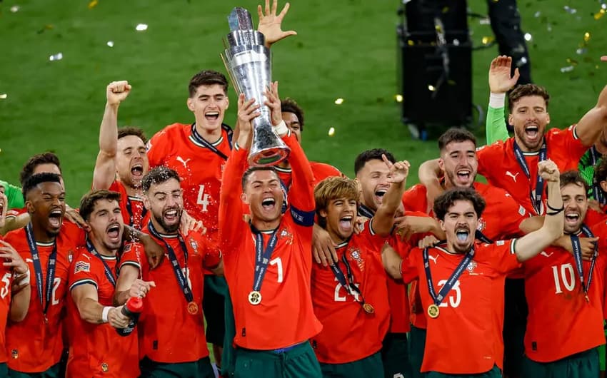 Cristiano Ronaldo levanta a taça após vitória de Portugal contra a Espanha (Foto: Alexandra BEIER / AFP)
