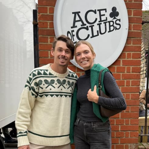 Alex de Minaur e Katie Boulter na ação voluntária (Reprodução)