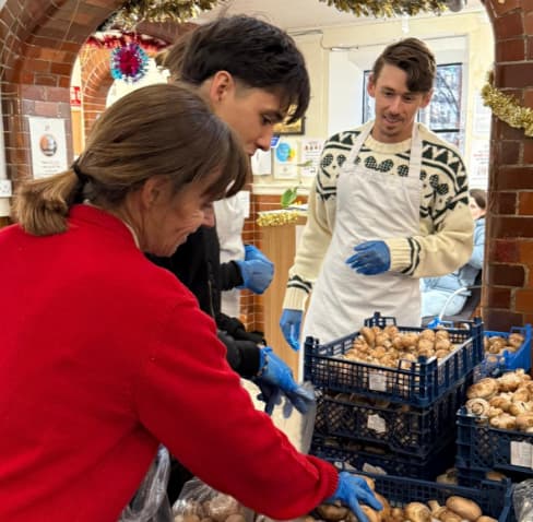 Alex de Minaur vai às compras para o almoço natalino (Reprodução)