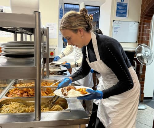 Katie Boulter prepara o almoço para moradores de rua (Reprodução)