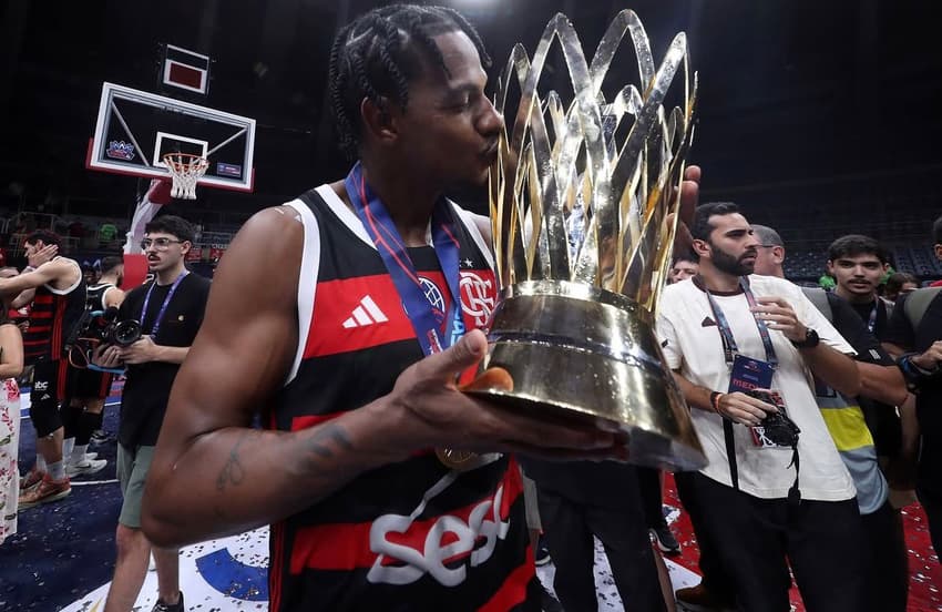 Jhonatan Luz beijando o troféu da Basketball Champions League Américas (BCLA) conquistado em 2025 pelo Flamengo (Foto: Reprodução / Instagram)