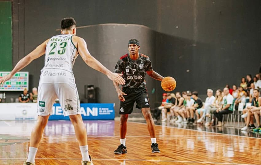 Jhonatan Luz é apenas o 3º jogador a atingir a marca de 600 jogos no NBB (Foto: Reprodução / Instagram)