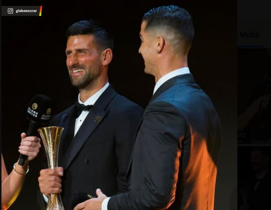 Djokovic sorri após receber o troféu de Cristiano Ronaldo (Reprodução)
